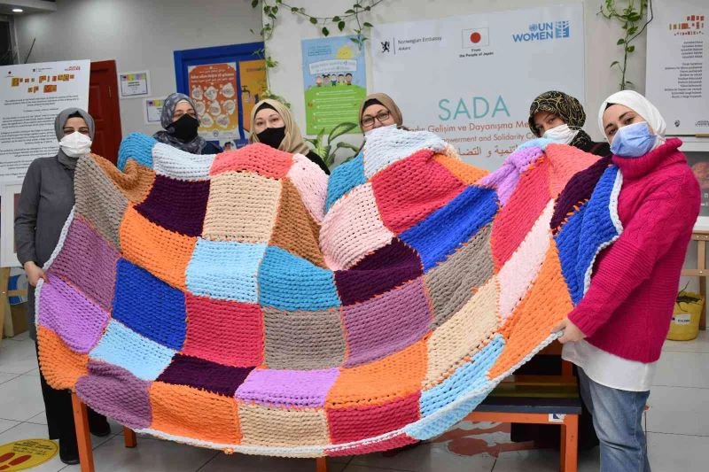 Türk ve Suriyeli kadınlardan “kız kardeşlik battaniyesi”
