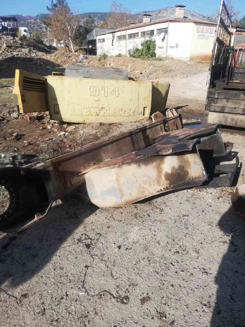 Kestiği 3 tonluk iş makinesi üzerine düşen hurdacı hayatını kaybetti
