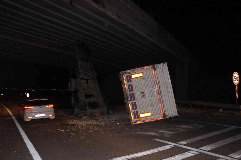Seyir halindeki tırın açılan dorsesi köprüye çarptı
