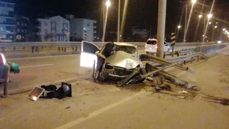 Otomobil bariyer çarptı, yavaşlayan araçlara çarpmamak için frene basıp ağaca çarpan sürücü yaralandı: 3 yaralı
