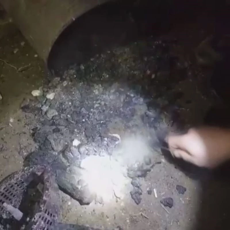 Polisi gören zehir tacirleri uyuşturucuları tuvalet deliğine ve sobaya attı
