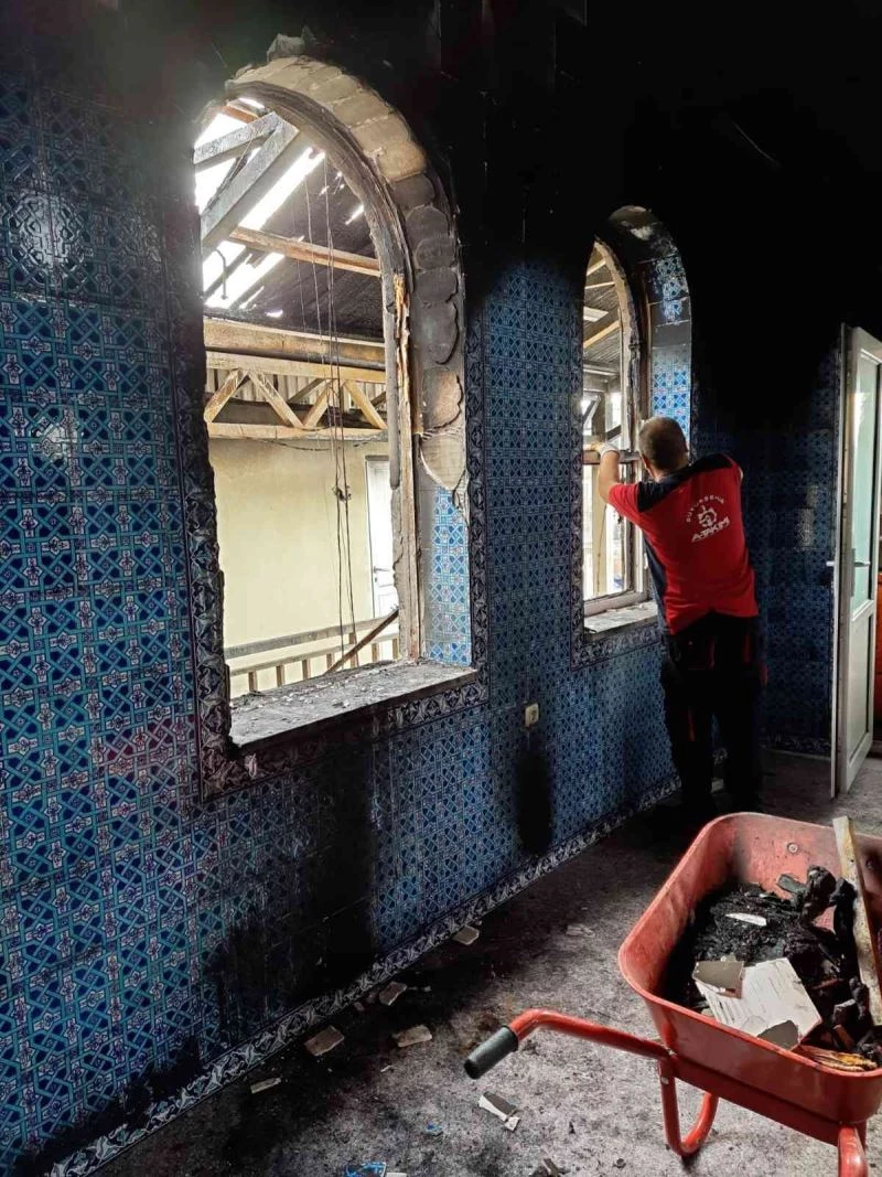 Yangında hasar gören Bahtiyar Cami’nin onarım çalışmaları başladı
