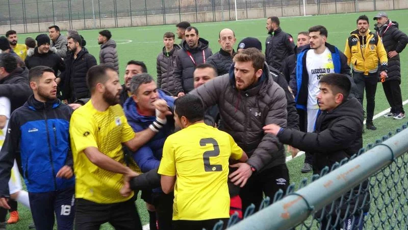 Dostluk mesajıyla başlayan maç kavgayla bitti