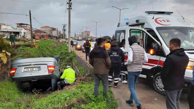 Manisa’da otomobil menfeze uçtu: 3 yaralı
