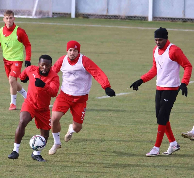 Sivasspor’da Ahmet ve Cofie ceza sınırında