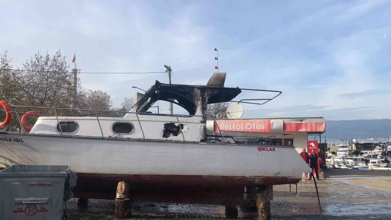 Balıkçı barınağına çekilen yat alev alev yandı
