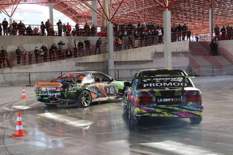 Drift pilotları başkentliler için lastik yaktı
