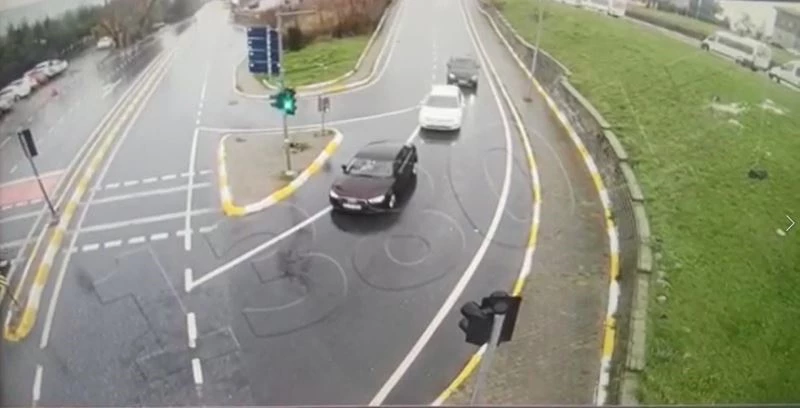 Kırmızı ışıkta geçen kamyonetin otomobile çarpma anı kamerada
