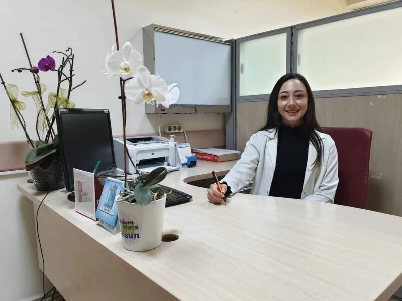 Çiçeği burnunda  Dahiliye Uzmanı Cansu Arıca göreve başladı
