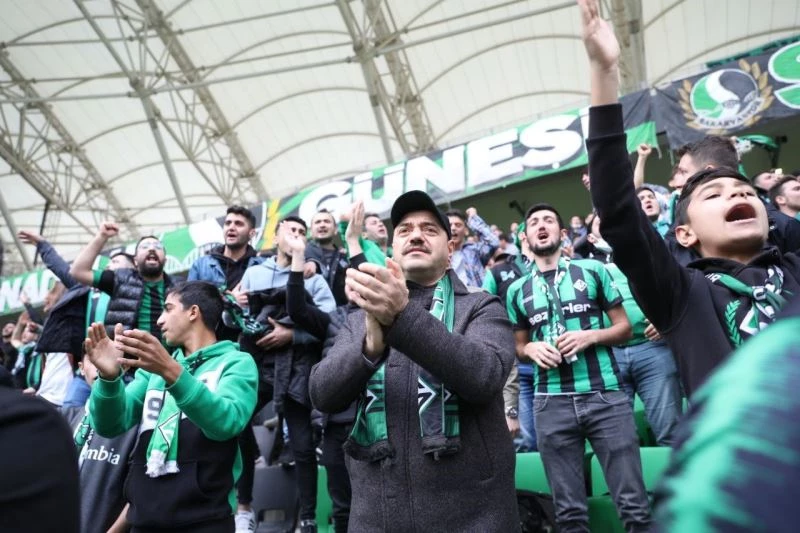 Vali tribünde taraftarla maç izledi, ortaya renkli görüntüler çıktı
