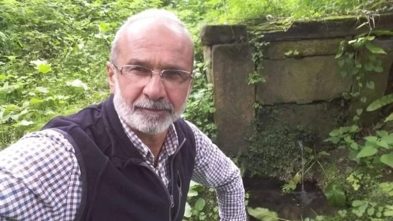 Devrilen traktörünün altında can verdi
