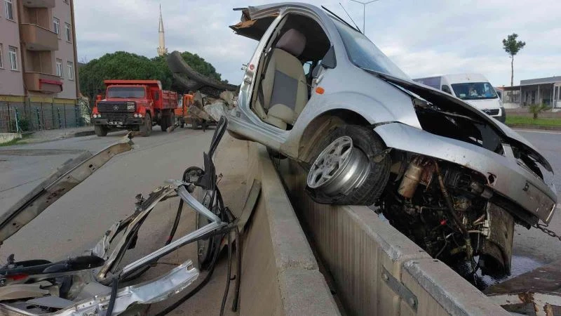 Kadın sürücü paramparça olan araçtan sağ çıktı
