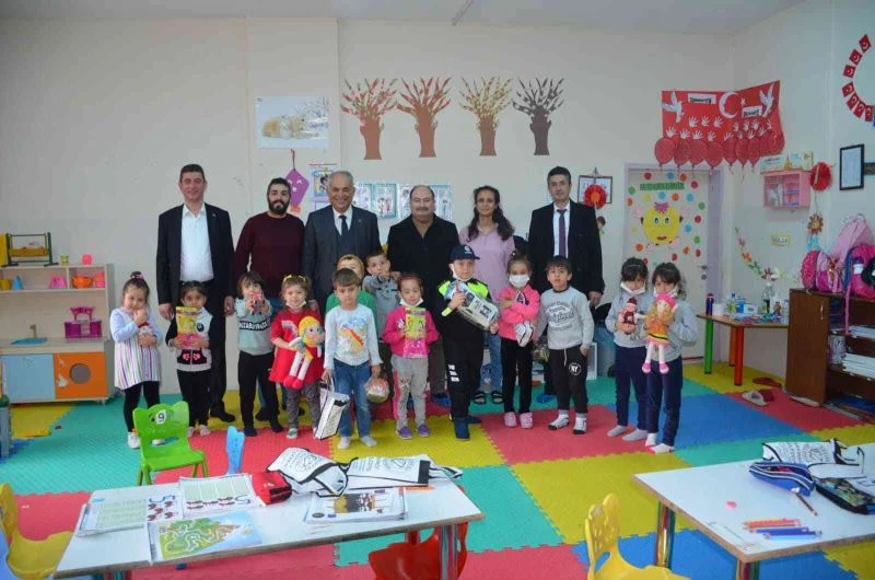 Başkan amcalarından minik öğrencilere çeşitli hediyeler
