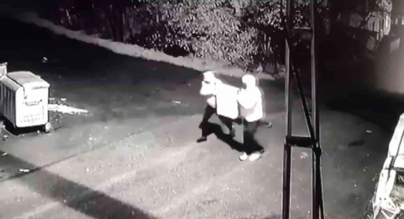 Televizyon çalan hırsızlar battaniyeye sarıp sırra kadem bastılar