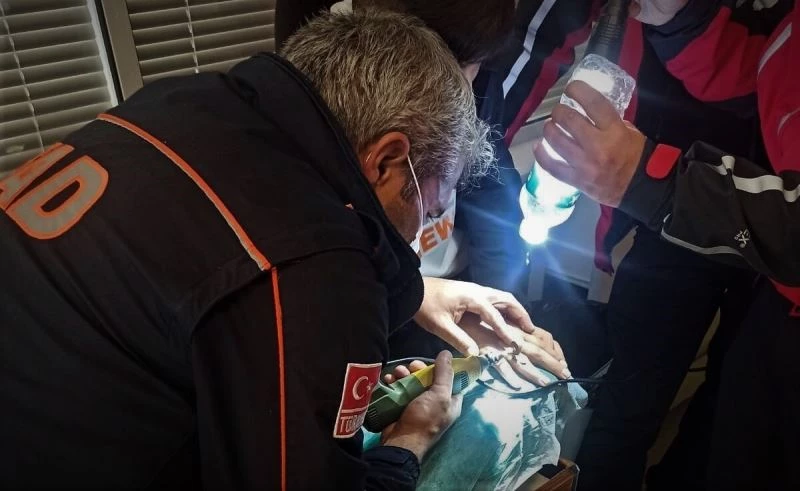 Parmakta sıkışan yüzüğü AFAD ekipleri çıkarttı
