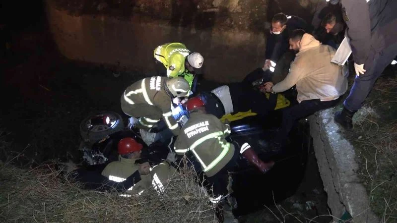 Kontrolden çıkan otomobil dereye uçtu: Otomobilde sıkışan yaralıyı kurtarmak için herkes seferber oldu
