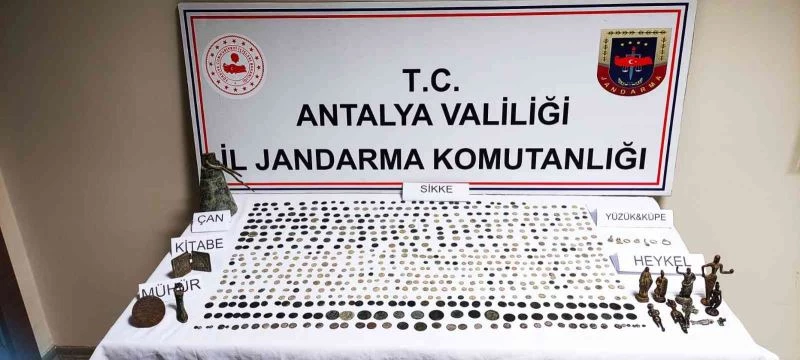 Döşemealtı’nda 705 parça tarihi eser ele geçirildi
