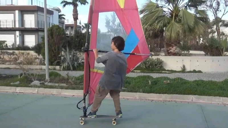 Fırtınayı fırsat bilip denizde değil karada sörf yaptı
