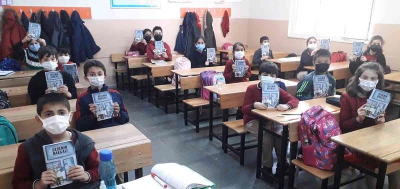 Okudukları kitabın içeriğine uygun etkinliklerde eğlenerek öğreniyorlar
