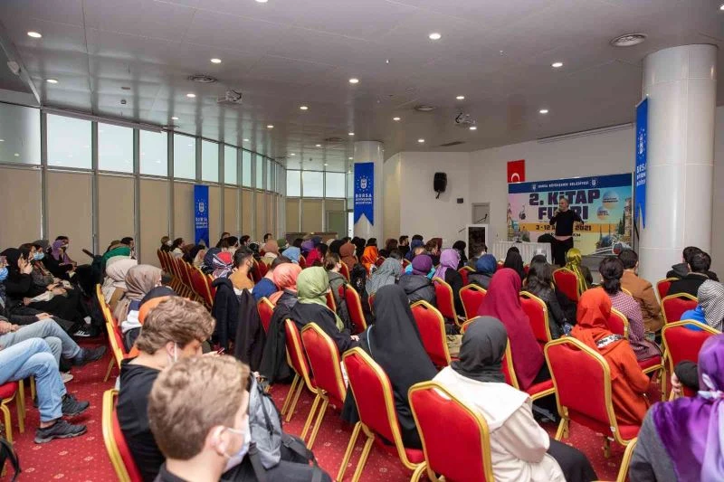 350 bin okur kitapla buluştu
