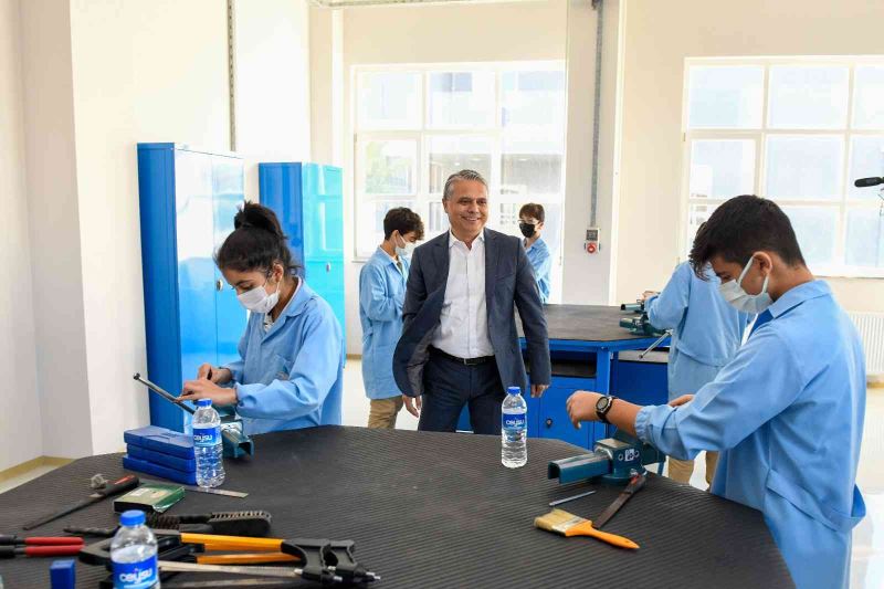 Başkan Uysal, Antalya OSB Teknik Koleji’nde
