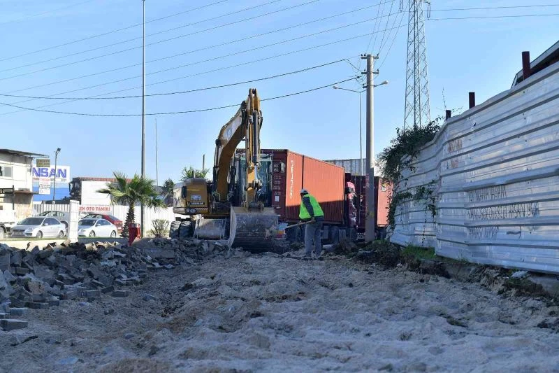 Mersin’de eskiyen kaldırımlar yenileniyor
