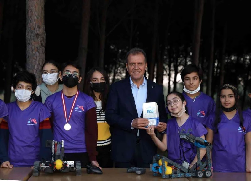 Seçer, robotik kodlamada ödül kazanan öğrencilerle buluştu

