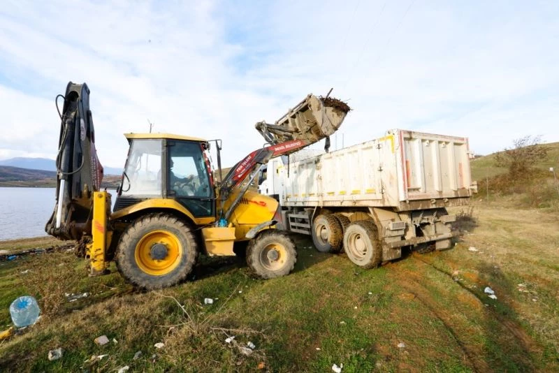 Piknikçilerin pisliğini kamyonlar ve kepçeler zor taşıdı
