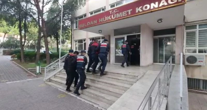 150 kişiyi 2 ay boyunca telefon ve internetsiz bırakan kablo hırsızları tutuklandı
