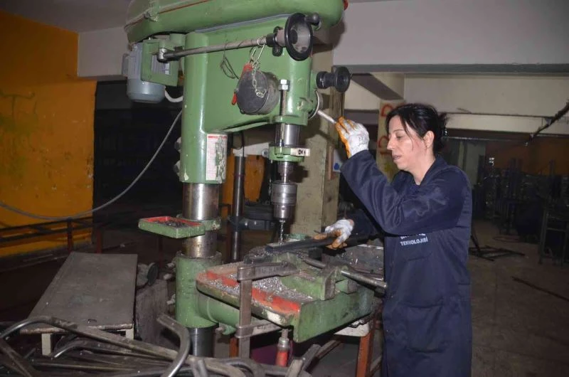 Kadın öğretmen yaptığı kaynakla erkeklere taş çıkarıyor
