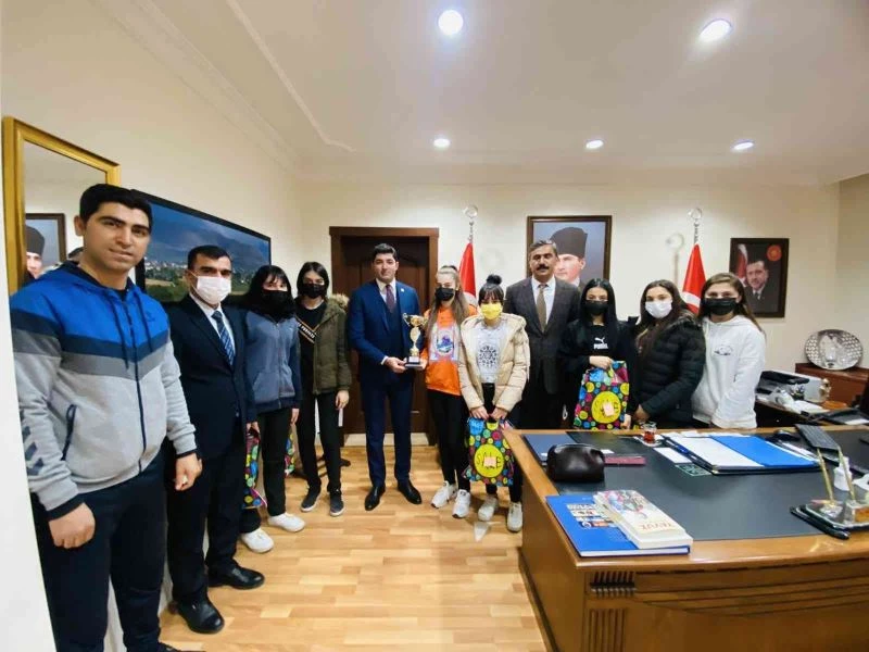 Başarılı voleybolculara hediye
