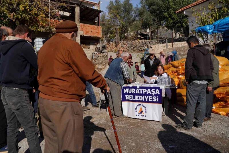 Muratpaşa’dan Gündoğmuş’a 32 ton hayvan yemi
