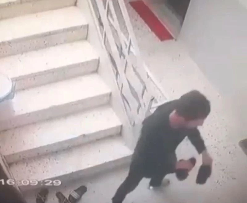 Batman’da kapı önündeki ayakkabıları seçip çalan hırsız kamerada
