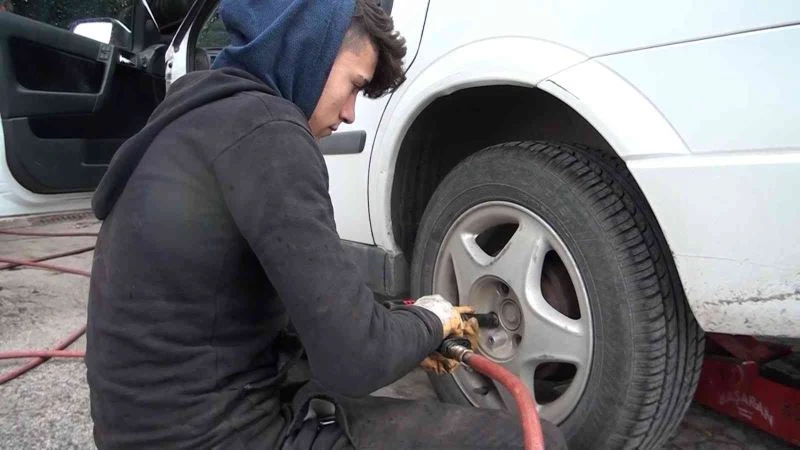  Meteorolojinin ’Kar geliyor’ duyurusu ile oto lastikçilerine akın ettiler
