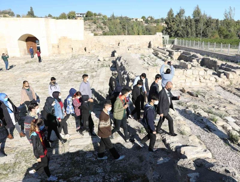 Gençler Misis’e hayran kaldı
