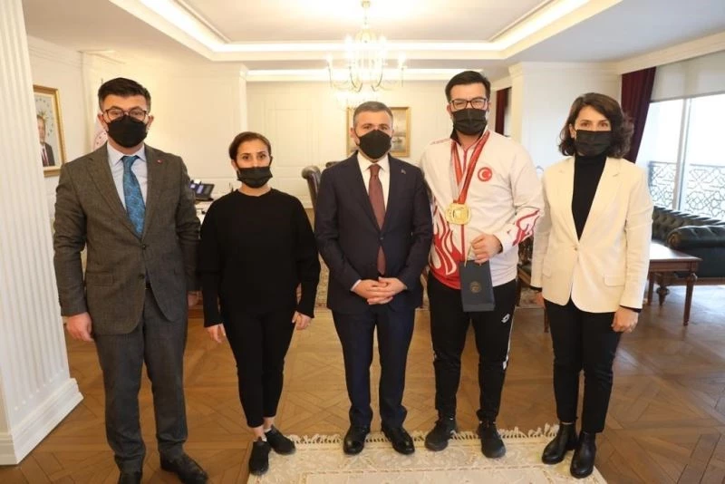 Dünya Şampiyonundan Vali Atay’a ziyaret
