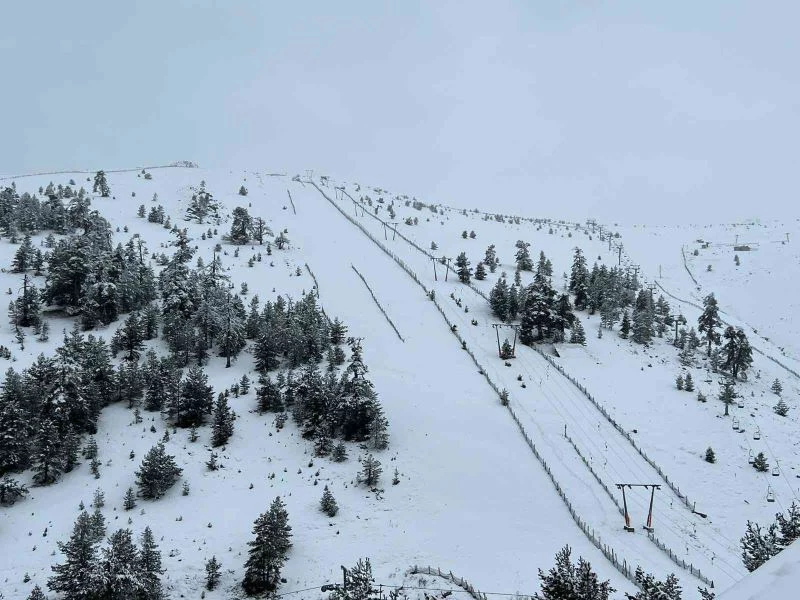 Kartalkaya’da kar kalınlığı 35 santimetreye ulaştı
