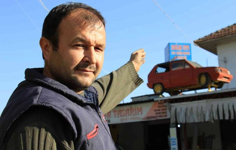 Adres tarifi için çatısına otomobil koydu
