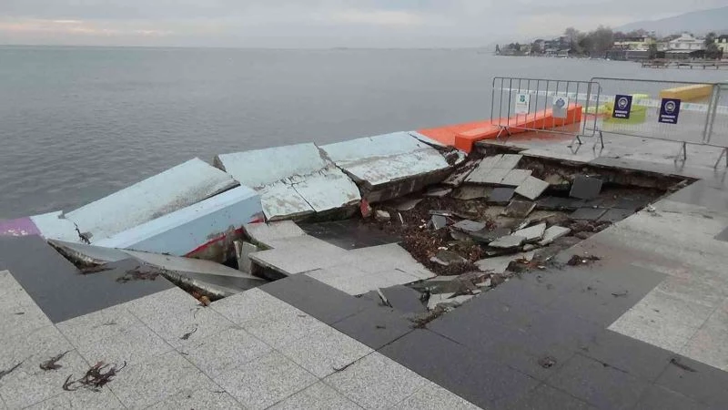 Edremit’te dev dalgaların dövdüğü kordon çöktü
