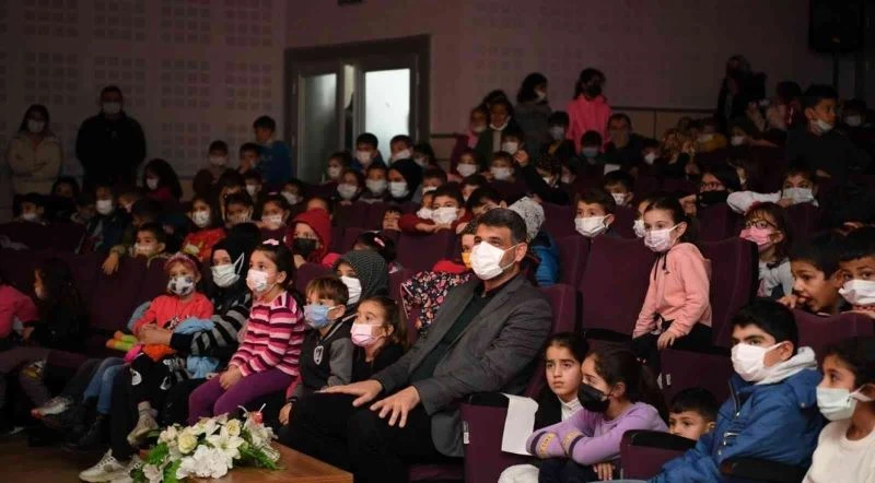 Başkan Kocaman, miniklerle tiyatro izledi
