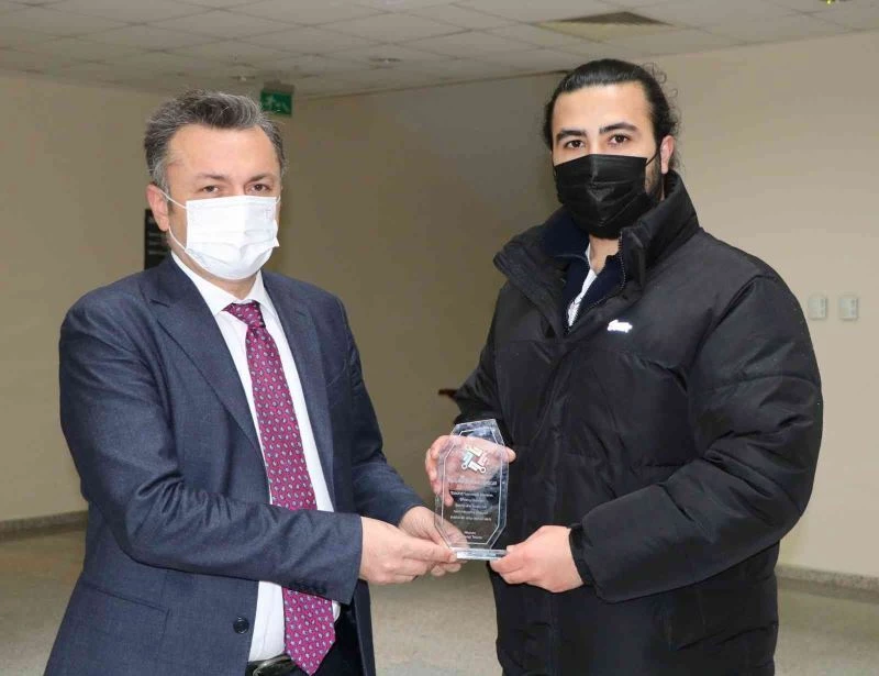 TEKNOFEST ödüllü takımdan Rektör Prof. Dr. Kemal Şenocak’a plaket
