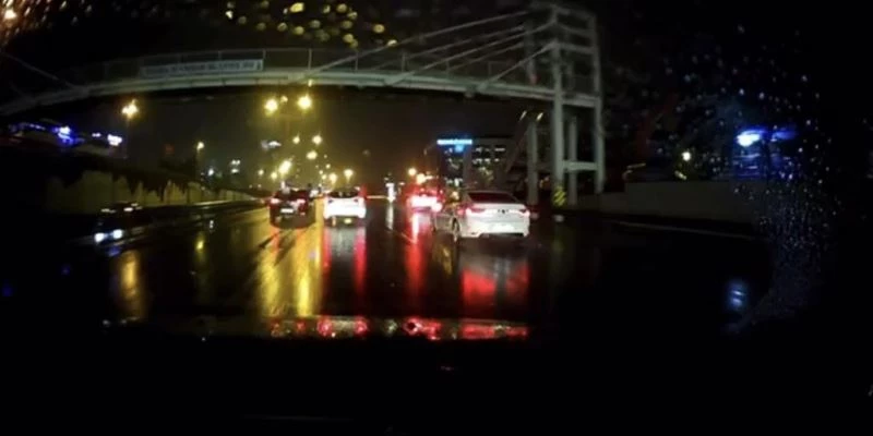 D-100’de tartışan magandalar araçları birbirlerinin üzerine sürdü
