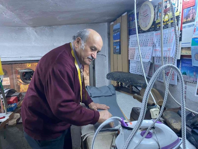 (Özel) 61 yıllık terzi, annesinden öğrendiği mesleğinin son temsilcisi oldu
