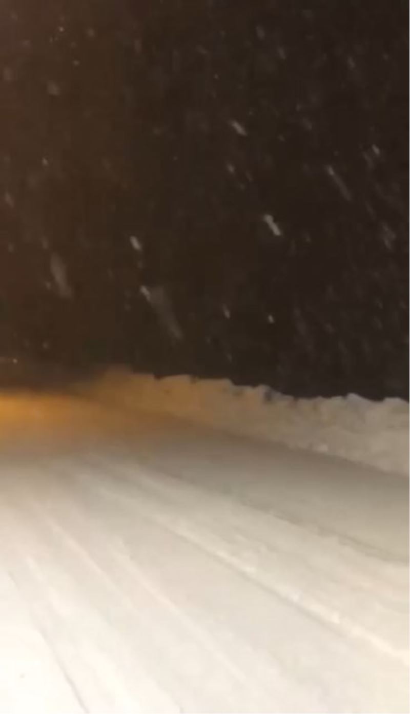 Uludağ’da şiddetini arttıran kar yolların kapanmasına neden oldu

