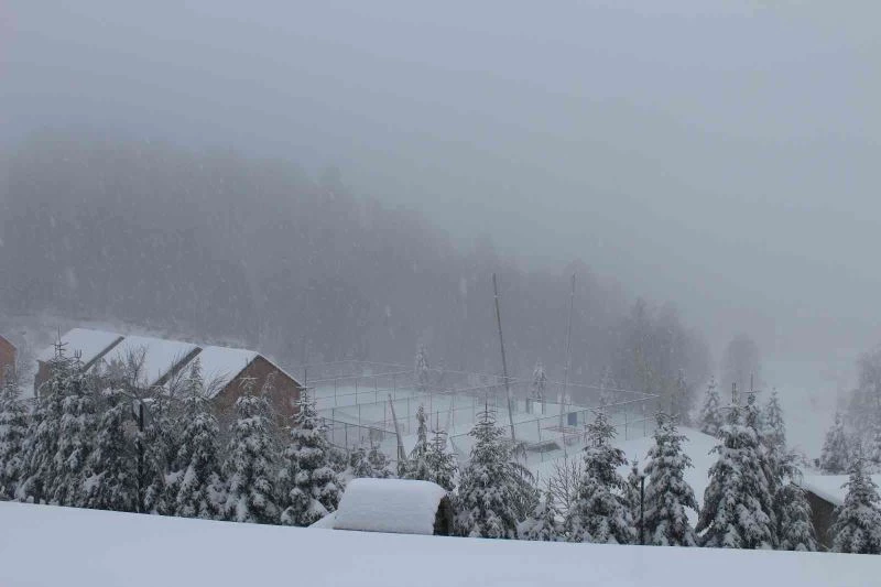 Kartepe’de kar kalınlığı 40 santimetreyi buldu

