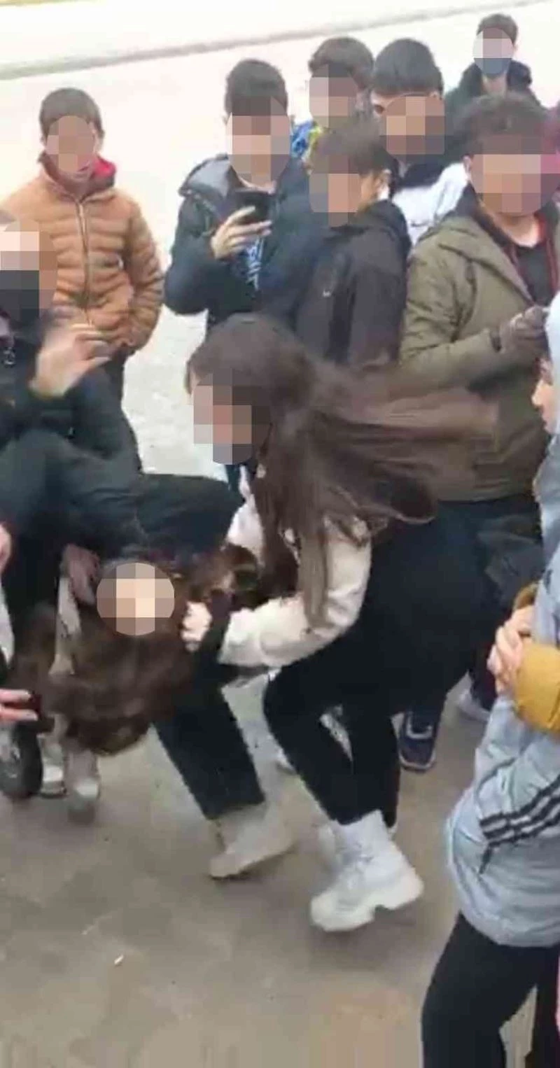 Sokak ortasında kavga eden arkadaşlarını ayırmak yerine gülerek izlediler
