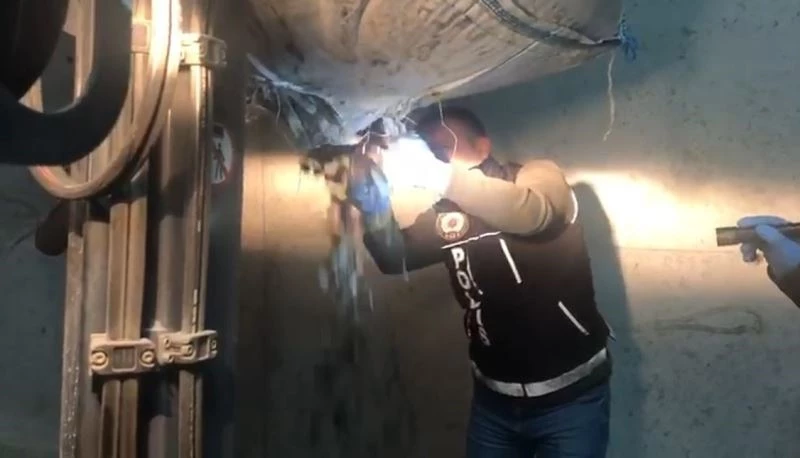 Çuvalların içinden kilolarca uyuşturucu çıktı
