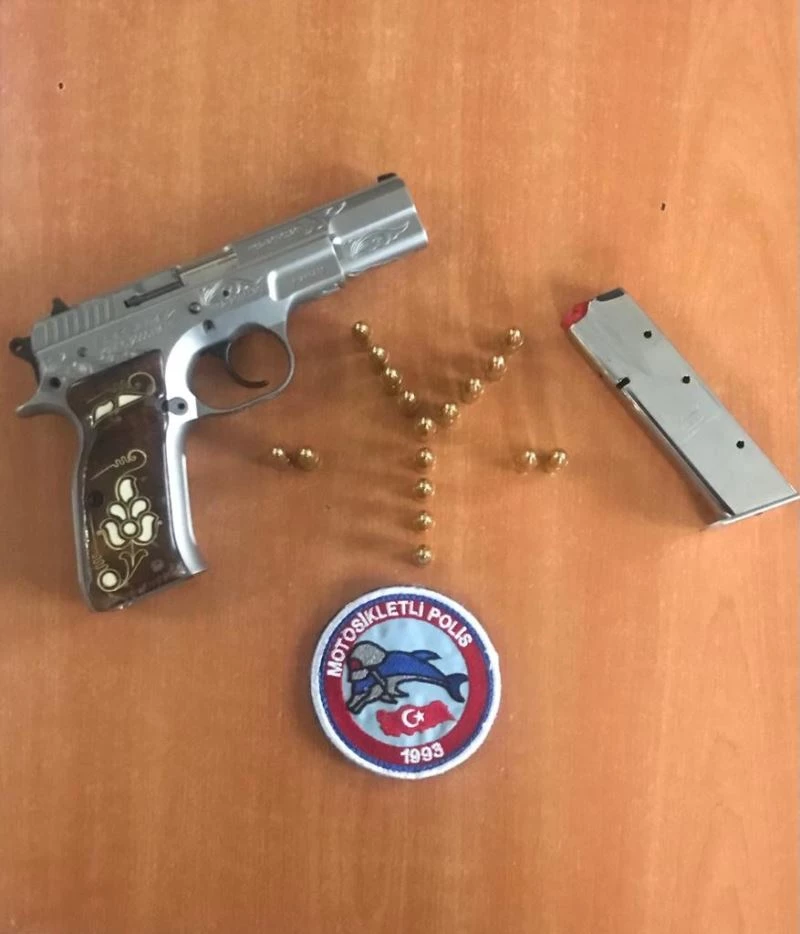 Belinde ruhsatsız tabancayla gezen şahsı polis yakaladı

