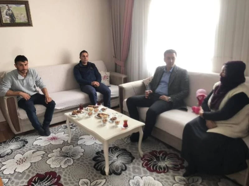 Yedisu Kaymakamı Mehmet Kaya, şehit yakınlarıyla bir araya geldi
