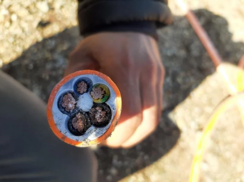 Kablo hırsızı olay yerinden 50 kilometre ileride kaza yapınca yakalandı
